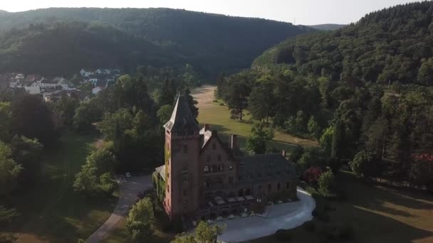 Drohne Fliegt Über Ein Schloss Deutschland — Stockvideo