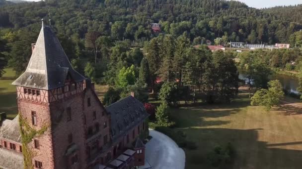 在德国古城堡旁边的无人机降落 — 图库视频影像