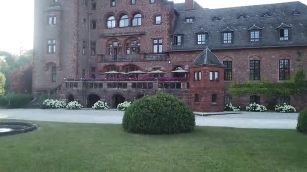 Un dron levantándose sobre un castillo en Alemania — Vídeos de Stock