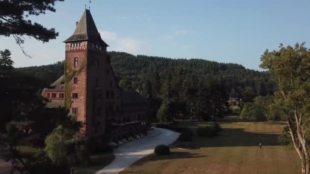 Dron se aproxima de um antigo castelo localizado em Munique — Vídeo de Stock