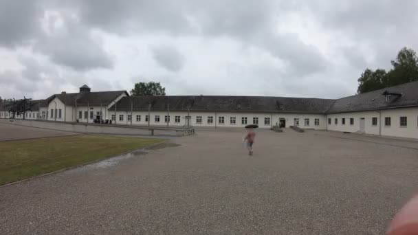 Tempo limite de turistas que visitam o campo de concentração de Dachau — Vídeo de Stock