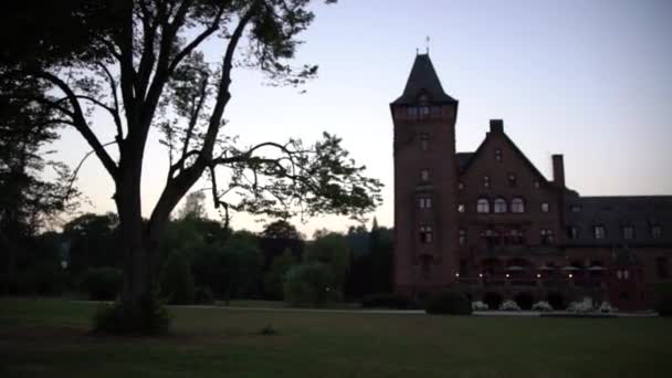 Античный замок в Германии в ночное время — стоковое видео