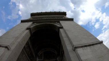 Arc de Triomphe insanlarda görünümünü