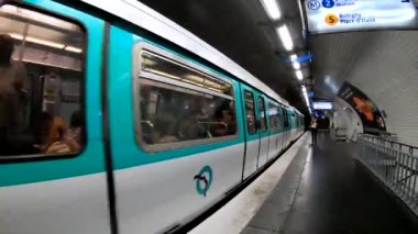 Paris Metro İstasyonu gelen