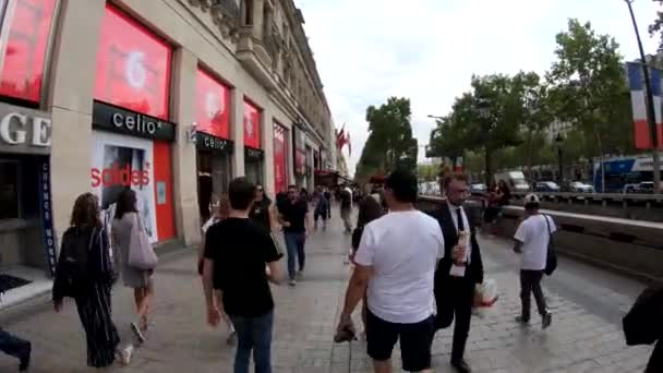 Menschen gehen in der Pariser Fußgängerzone spazieren — Stockvideo