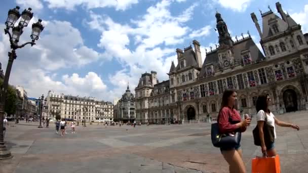 Över en gammal arkitektur torget i Paris — Stockvideo