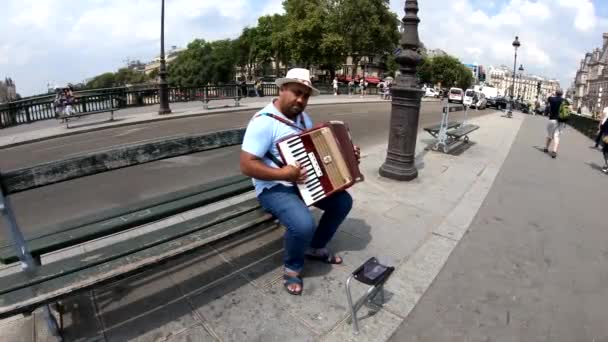 Musiker spelar parisiska dragspel på gatorna i Paris — Stockvideo