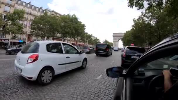 Widok z samochodu, który napędza do Łuku Triumfalnego w Paryżu — Wideo stockowe