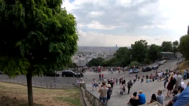 Persone alla periferia della Basilique du Sacre-Cur a Parigi — Video Stock