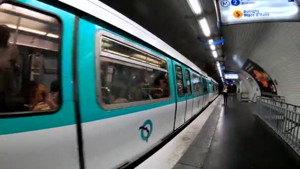 Паризьке метро прибуває на дільниці — стокове відео