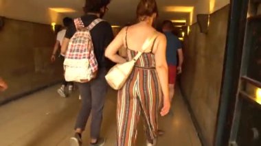 Paris metro tüneli'nde yürüyüş kalabalık