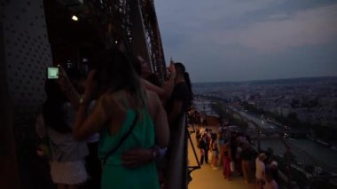 Eyfel Kulesi'ne bakış açısı turist