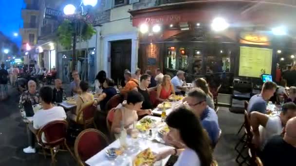 Περιοχή πεζοδρομημένη οδός εστιατόριο του Παρισιού — Αρχείο Βίντεο