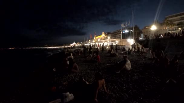 Pessoas em uma praia de Paris durante a noite — Vídeo de Stock