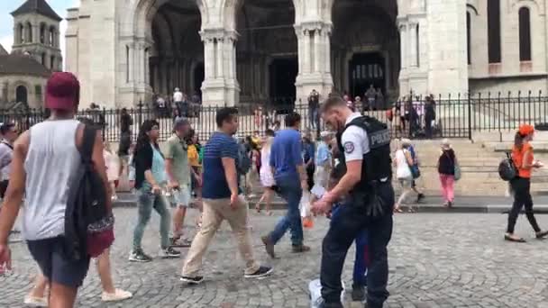 Policía francesa examinando documentos — Vídeos de Stock