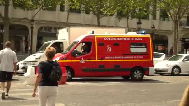 Ελέγχου πυρκαγιάς περιπολίας στο Παρίσι — Αρχείο Βίντεο