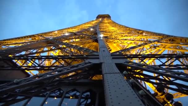 Iluminación Torre Eiffel vista desde abajo — Vídeo de stock