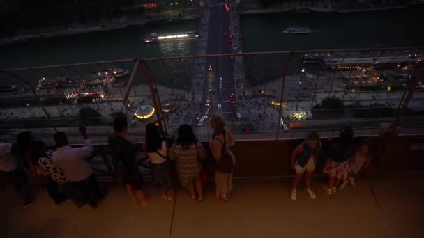 Turistas admirando París desde el mirador de la Torre Eiffel — Vídeo de stock