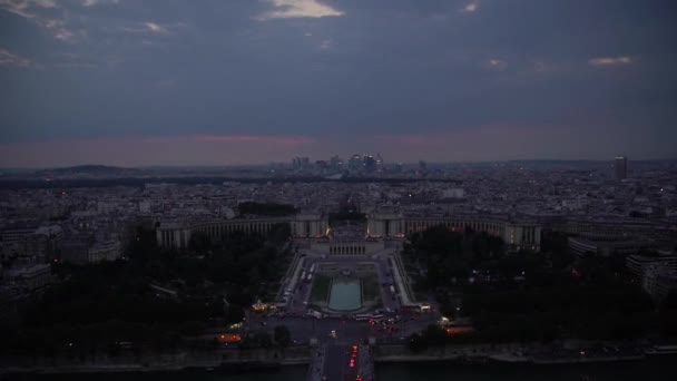 Noční pohled z Paříže podél řeky Seiny — Stock video