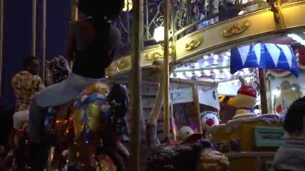 파리의 회전 목마는 밤 동안에 아이 들 — 비디오