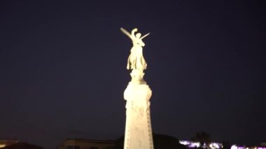 Heykeli Paris'te yoğun bir cadde üzerinde