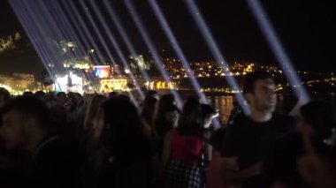 Turistler ışıkları sırasında Paris'in kıyı şeridinde göster