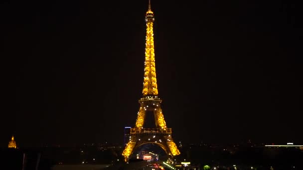 Los efectos de iluminación de la Torre Eiffel por la noche — Vídeos de Stock