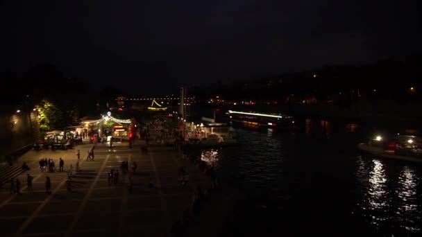 Развлекательная зона в Париже на берегу Сены ночью — стоковое видео