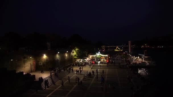 Vista de uma área de entretenimento em Paris às margens do Rio Sena — Vídeo de Stock