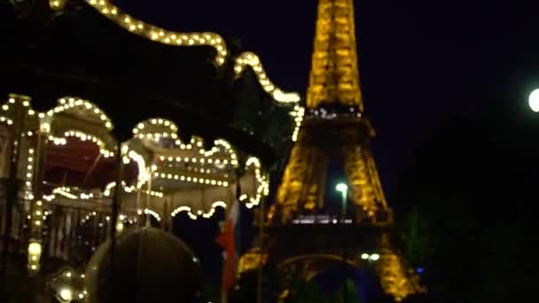 Een carrousel van de werken in de buurt van de Eiffeltoren — Stockvideo