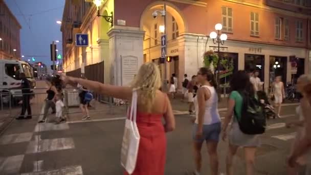 Des gens marchent dans les rues de Paris — Video