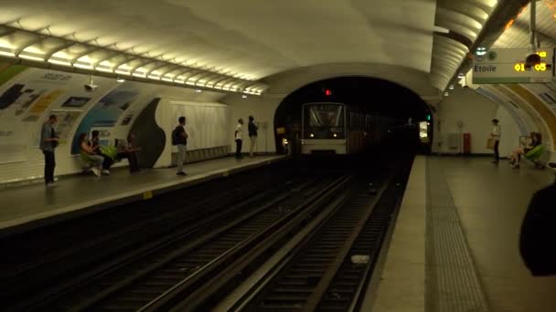 Metro w Paryżu przybywających do stacji Etoile — Wideo stockowe