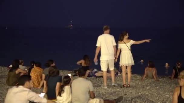 Lidé se těší Pařížská pláž v noci — Stock video
