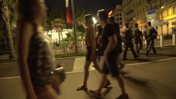 法国士兵在巴黎一条繁华的街道上 — 图库视频影像