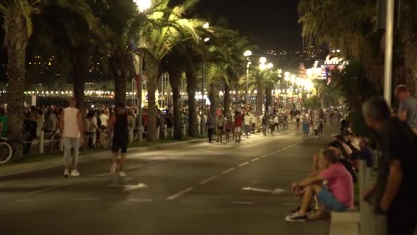 Geceleri Paris trafiğe kapalı alanda yürüyüş insanlar — Stok video