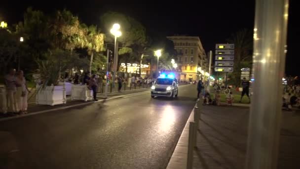 Ambulance a motorizované policie ve Francii na cestě do nouze