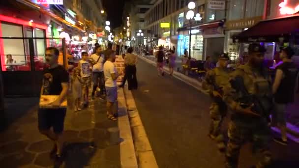 Rua movimentada pedonal em Paris à noite — Vídeo de Stock