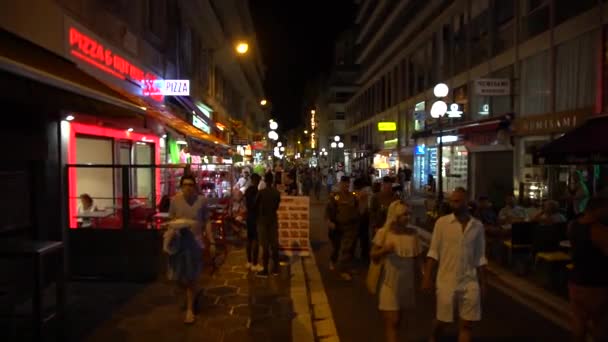 Französische Soldaten in der Pariser Fußgängerzone in der Nacht — Stockvideo