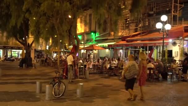 밤에 파리의 보행자 구역에 레스토랑 — 비디오