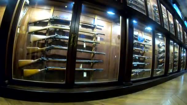 步枪在意大利的枪支商店 — 图库视频影像