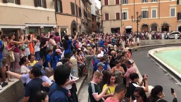 로마의 트레비 분수 주위 관광객의 군중 — 비디오