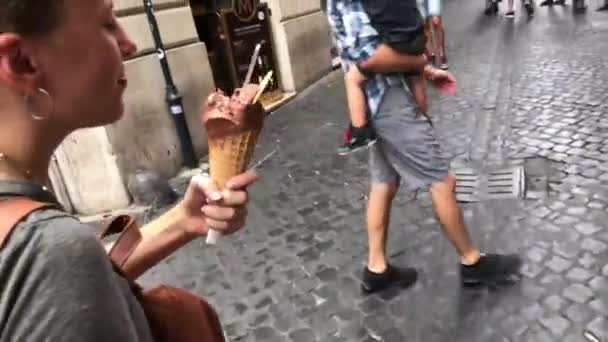 Niña comiendo helado en las calles de Roma — Vídeo de stock