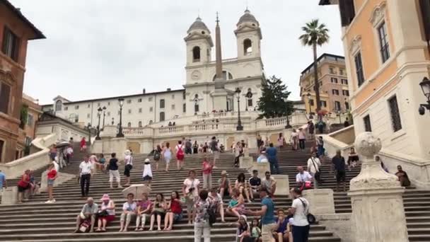 Treppe der Kirche Trinita dei Monti in Rom — Stockvideo