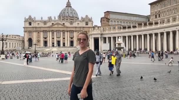 Giovane turista alla periferia della Basilica di San Pietro in Vaticano — Video Stock