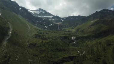 Bir dağ şelalenin arkasında bir kasabada İsviçre vadi 1