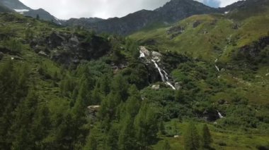 Bir dağ şelalenin arkasında bir kasabada İsviçre vadi 1