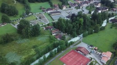 Otoparklar bir İsviçre vadi turistik bir kasaba havadan görünümü 