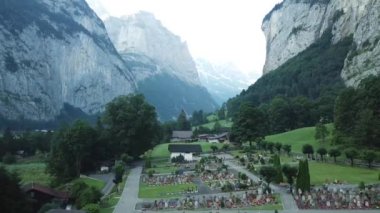 Bir İsviçre vadi turistik bir kasaba mezarlığına havadan görünümü