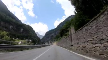 İsviçre'deki bir Dağı'nda küçük bir kasabasında bir yolda sürüş