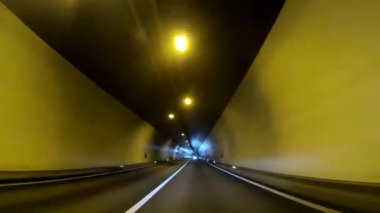 İsviçre dağ uzun bir tünel ile sürüş 